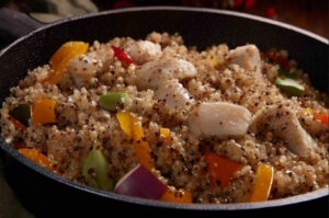 Quinoa salteada con pollo y verduras